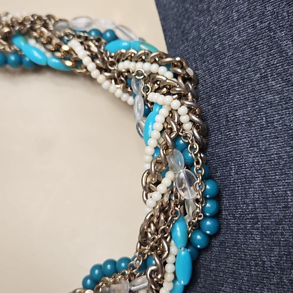 VINTAGE CHUNKY TURQUISE, WHITE,BLUE,CLEAR, AND SILVERTONE NECKLACE - Picture 2 of 8